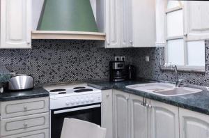 Kuchyň nebo kuchyňský kout v ubytování Kouros Cozy Home