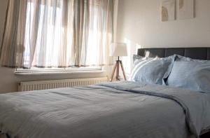 Postel nebo postele na pokoji v ubytování Kouros Cozy Home