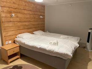 een slaapkamer met een bed met 2 maskers erop bij Log home near Santa in Rovaniemi