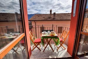 ein Balkon mit Tisch und Stühlen auf einem Balkon in der Unterkunft Camelia 07 in Acquaseria