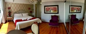 um quarto com uma cama e 2 cadeiras em INTI KILLA Hostel em Lima
