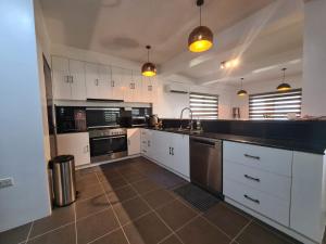 Cucina o angolo cottura di Azure Ocean View Villa