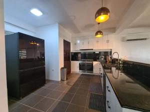 Cucina o angolo cottura di Azure Ocean View Villa