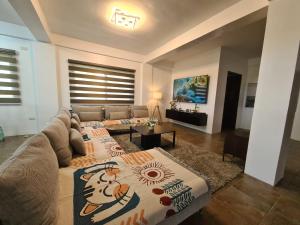 Posezení v ubytování Azure Ocean View Villa