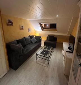 a living room with a couch and a table at Appartement indépendant à 500 mètres de la mer in Saint-Gildas-de-Rhuys
