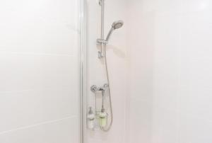 y baño con ducha con cabezal de ducha. en Nordik Apartments Urban - Perchel "Skogar", en Málaga
