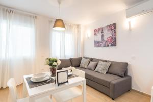 sala de estar con sofá y mesa en Nordik Apartments Urban - Perchel "Skogar", en Málaga