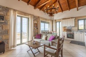 Kuchyň nebo kuchyňský kout v ubytování Luxury Villa Nefeli in Stoupa, Private Pool & BBQ