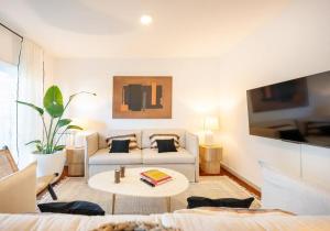 Et tv og/eller underholdning på Casa Rosário - Three Bedroom Villa with Private Pool