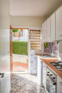 una cocina con una puerta que da a un patio en La Casa de las Maravillas, en Puerto de Mazarrón