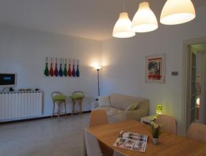 uma sala de estar com um sofá e uma mesa em Your relaxing family escape - Beahost em Bibione