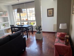 - un salon avec un canapé et une table dans l'établissement Precioso duplex en Nigrán, à Nigrán
