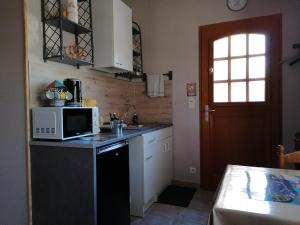 Kuchyň nebo kuchyňský kout v ubytování STUDIO meublé indépendant chez l'habitant