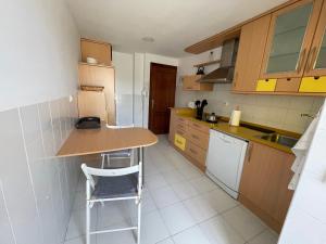 - une petite cuisine avec une table et un comptoir dans l'établissement Precioso duplex en Nigrán, à Nigrán