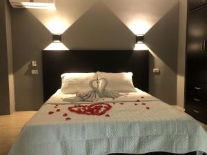 um quarto com uma cama com rosas vermelhas em W Hotel em Pasaje