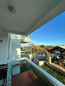Cette maison dispose d'un balcon avec vue sur l'océan. dans l'établissement Apartamento no Condomínio Mar & Sol, à Conde