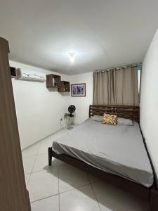 a small bedroom with a bed in a room at Apartamento no Condomínio Mar & Sol in Conde