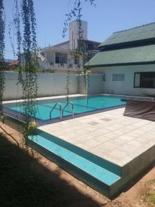 Bazén v ubytování Traveller's Hostel Hikkaduwa nebo v jeho okolí