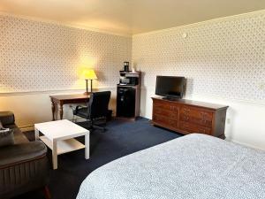 a hotel room with a bedroom with a bed and a desk at Kiteville Lancaster in Strasburg