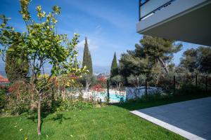 un jardín con una valla y una piscina en GuestReady - Elegant nature escape in vibrant Nice en Niza