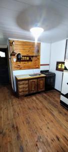 La cabaña في كونسيبسيون ديل أوروغواي: مطبخ مع مغسلة وارضية خشبية