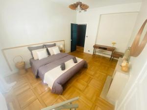 a bedroom with a bed and a wooden floor at Appartement 6 personnes hyper-centre de Tours in Tours