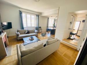 a living room with a couch and a table at Appartement 6 personnes hyper-centre de Tours in Tours