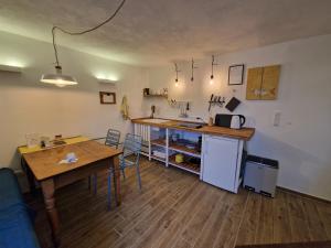 eine Küche und ein Wohnzimmer mit einem Tisch und einer Theke in der Unterkunft Ferienwohnung by Thomas Extertal in Extertal
