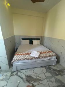 sypialnia z łóżkiem w pokoju w obiekcie Moonlight hotel w mieście Greater Noida