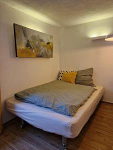 Bett in einem Zimmer mit Wandgemälde in der Unterkunft Ferienwohnung by Thomas Extertal in Extertal