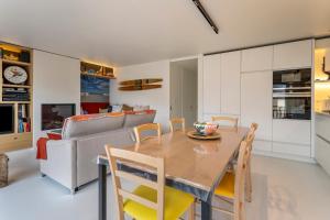 a kitchen and dining room with a table and chairs at Tantor Nostalgie in Nieuwpoort