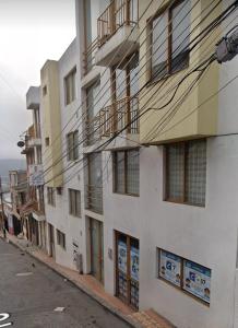 an empty street in front of a building at Aparta-estudio centro cerca plaza de bolívar Tunja in Tunja