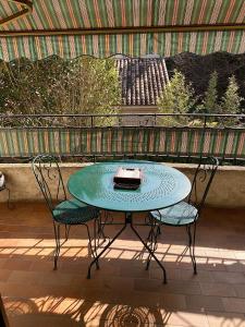 uma mesa e duas cadeiras com um bolo em T3 62m2 + terrasse ensoleillée Toulon em Toulon