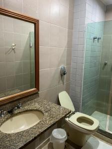 y baño con aseo, lavabo y ducha. en Megara en Río de Janeiro