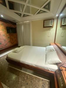 una camera con un grande letto di Megara a Rio de Janeiro