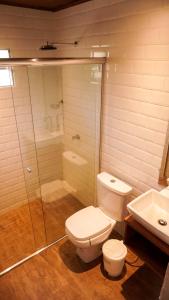 a bathroom with a toilet and a shower and a sink at Manati Lodge in Manacapuru