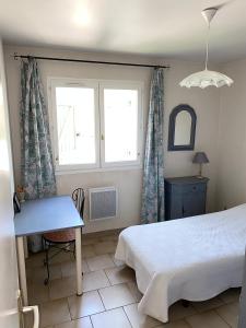um quarto com uma cama, uma janela e uma mesa em T3 62m2 + terrasse ensoleillée Toulon em Toulon