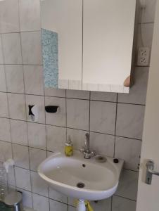 a bathroom with a sink and a mirror at Aliz és Martin vendégház in Balatonmáriafürdő
