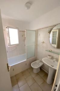 uma casa de banho com um lavatório, uma banheira e um WC. em T3 62m2 + terrasse ensoleillée Toulon em Toulon