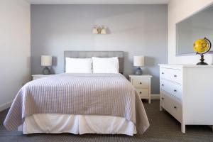 Кровать или кровати в номере Rhea's Inn