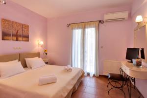 Postel nebo postele na pokoji v ubytování Byzantinon Hotel