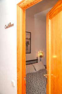 a door leading into a bedroom with a bed at Vivienda Rural Casa Tavara in El Ojuelo