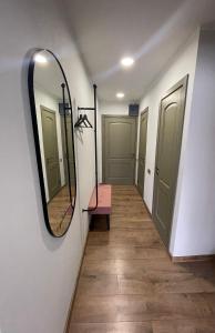 einen Flur mit einem Spiegel an der Wand in der Unterkunft apartment SPRING in Cēsis