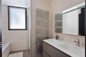 a bathroom with a sink and a mirror at Villa Contemporaine avec piscine - Face au golf - Plages à pied in Anglet