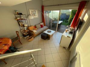 a living room with a couch and a table at Appartement T2 Duplex in La Ciotat