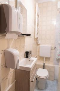 uma pequena casa de banho com WC e lavatório em Appartamento in centro a Brescia:La Piccola House em Brescia