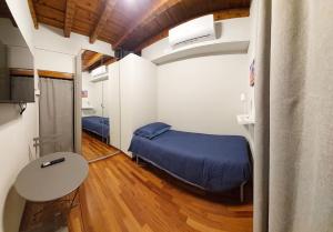 um quarto com uma cama e uma mesa em Appartamento in centro a Brescia:La Piccola House em Brescia