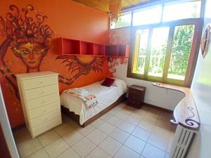 - une chambre pour enfants avec un lit et une peinture du visage dans l'établissement Hermosa casa en barrio parque., à Mar del Plata