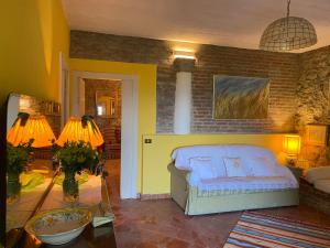 Villa Chicca في Neviano degli Arduini: غرفة نوم مع سرير وغرفة معيشة