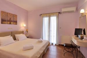 Postel nebo postele na pokoji v ubytování Byzantinon Hotel